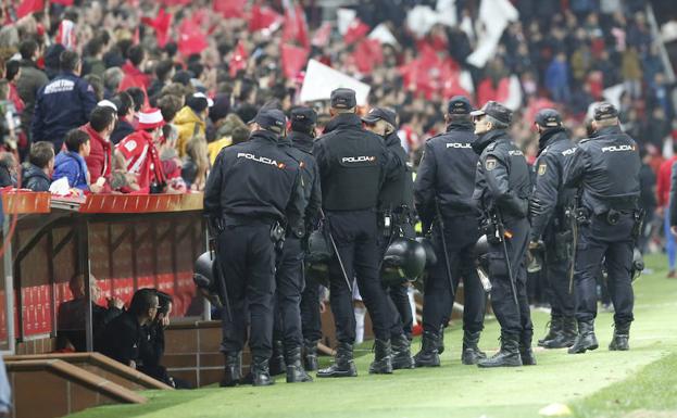 Despliegue policial en El Molinón para el derbi asturiano.