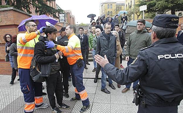 Los sanitarios, atendiendo al joven herido. 