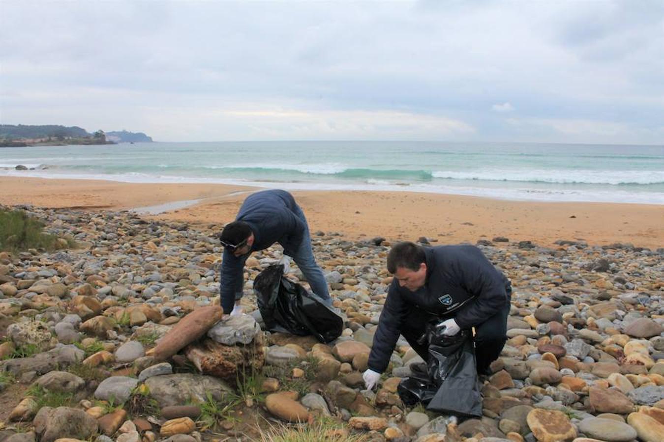 La organización del festival Motorbeach ha llevado a cabo una recogida de residuos en la playa de La Espasa en la que ha participado el Centro Intergeneracional Ciudad de Oviedo «Ovida»
