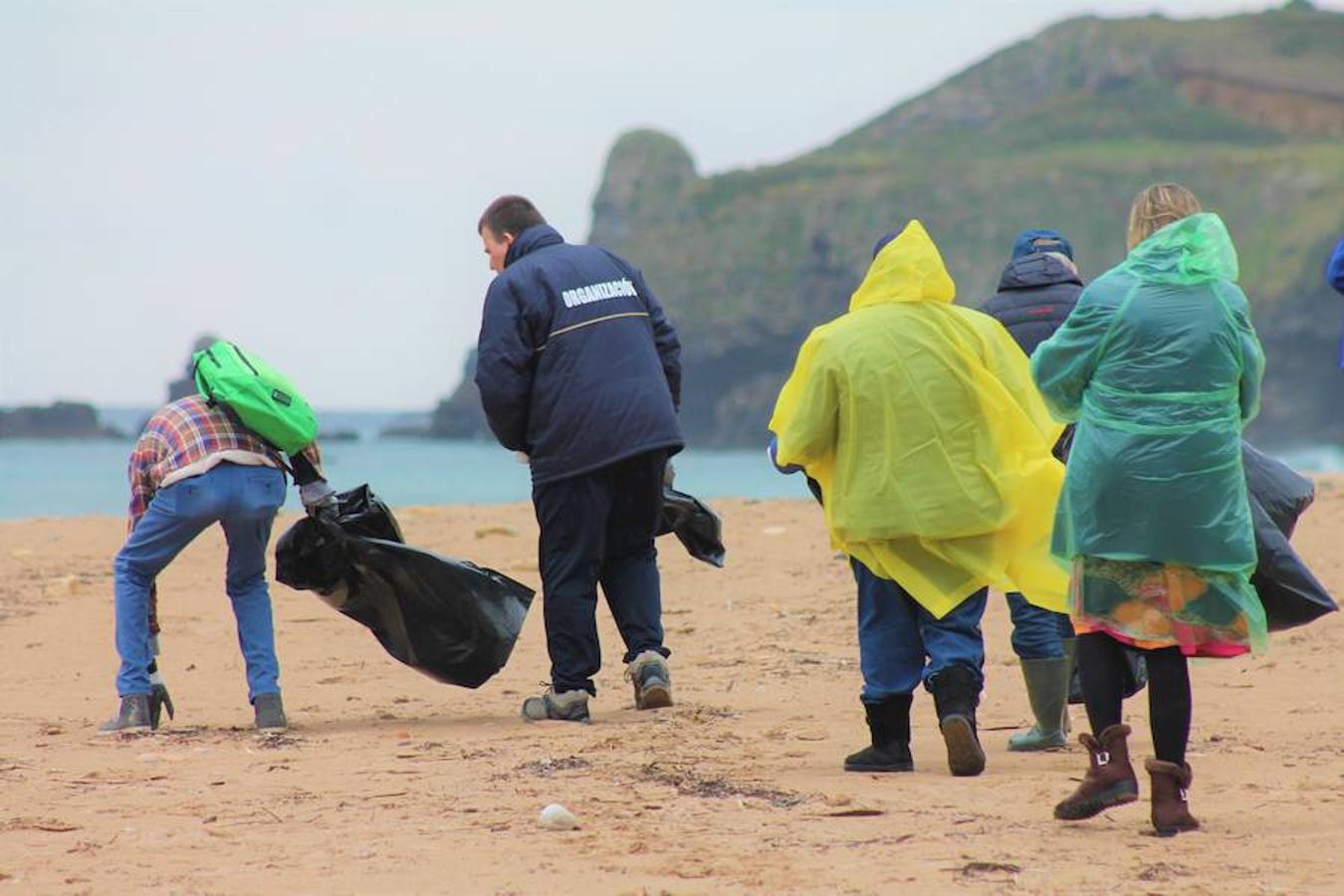 La organización del festival Motorbeach ha llevado a cabo una recogida de residuos en la playa de La Espasa en la que ha participado el Centro Intergeneracional Ciudad de Oviedo «Ovida»