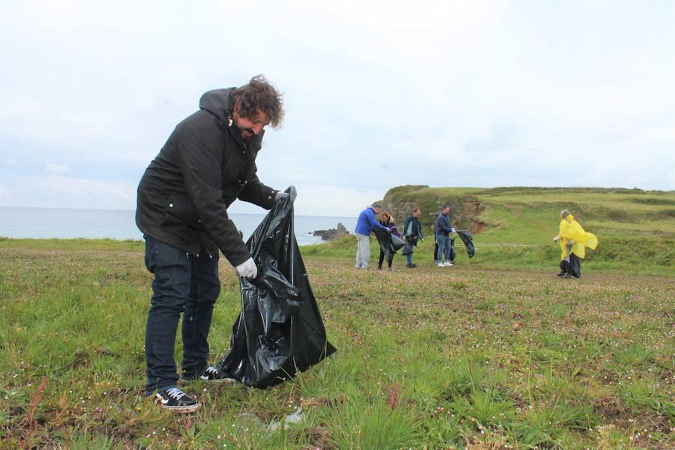 La organización del festival Motorbeach ha llevado a cabo una recogida de residuos en la playa de La Espasa en la que ha participado el Centro Intergeneracional Ciudad de Oviedo «Ovida»
