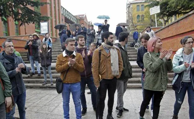 «Fascistas fuera», gritan los estudiantes de Humanidades de Oviedo a las juventudes de Vox