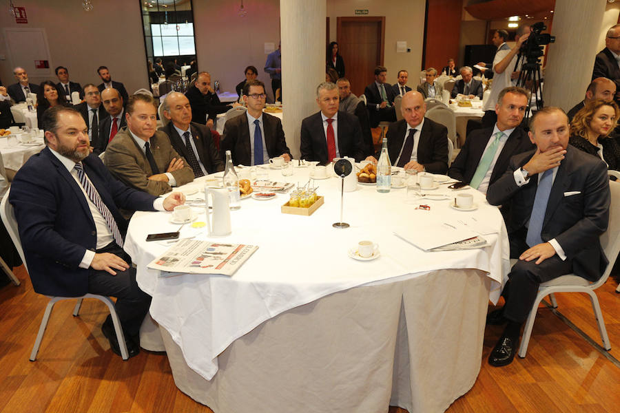 El Hotel Abba Playa de Gijón acogió el evento en el que cuatro expertos analizarone el futuro del área metropolitana de Asturias. La mesa redonda fue moderada por el director del periódico, Marcelino Gutiérrez. El profesor Fermín Rodríguez, el ingeniero Jorge Rodríguez y las economistas Eva Rodríguez y María Calvo fueron los especialistas que participaron en la jornada. 