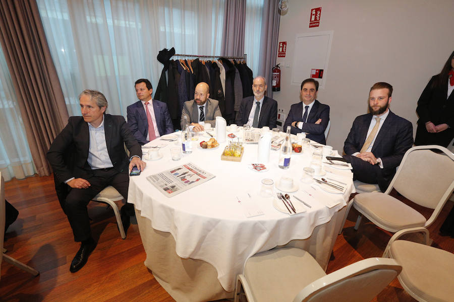 El Hotel Abba Playa de Gijón acogió el evento en el que cuatro expertos analizarone el futuro del área metropolitana de Asturias. La mesa redonda fue moderada por el director del periódico, Marcelino Gutiérrez. El profesor Fermín Rodríguez, el ingeniero Jorge Rodríguez y las economistas Eva Rodríguez y María Calvo fueron los especialistas que participaron en la jornada. 