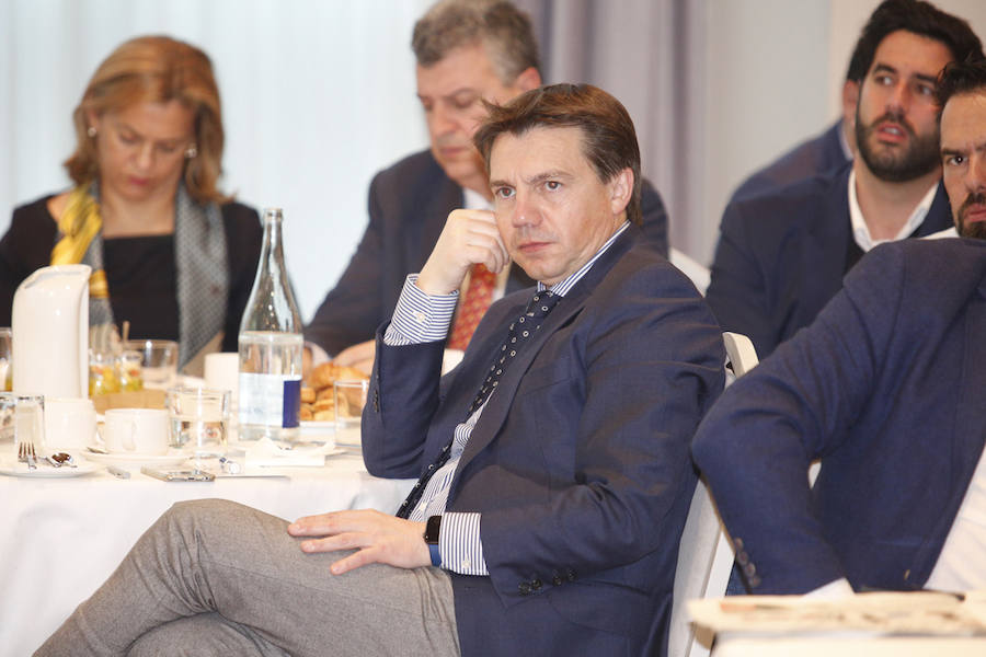 El Hotel Abba Playa de Gijón acogió el evento en el que cuatro expertos analizarone el futuro del área metropolitana de Asturias. La mesa redonda fue moderada por el director del periódico, Marcelino Gutiérrez. El profesor Fermín Rodríguez, el ingeniero Jorge Rodríguez y las economistas Eva Rodríguez y María Calvo fueron los especialistas que participaron en la jornada. 