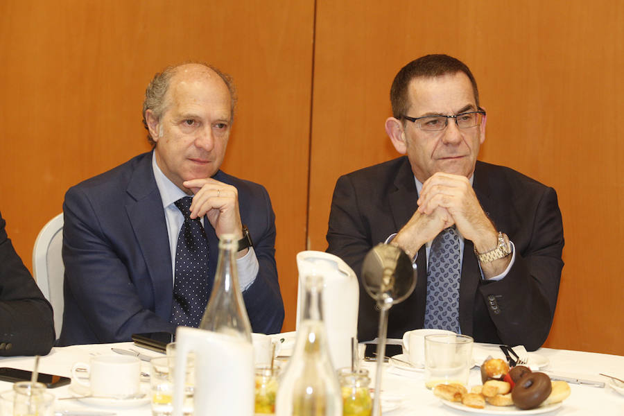 El Hotel Abba Playa de Gijón acogió el evento en el que cuatro expertos analizarone el futuro del área metropolitana de Asturias. La mesa redonda fue moderada por el director del periódico, Marcelino Gutiérrez. El profesor Fermín Rodríguez, el ingeniero Jorge Rodríguez y las economistas Eva Rodríguez y María Calvo fueron los especialistas que participaron en la jornada. 