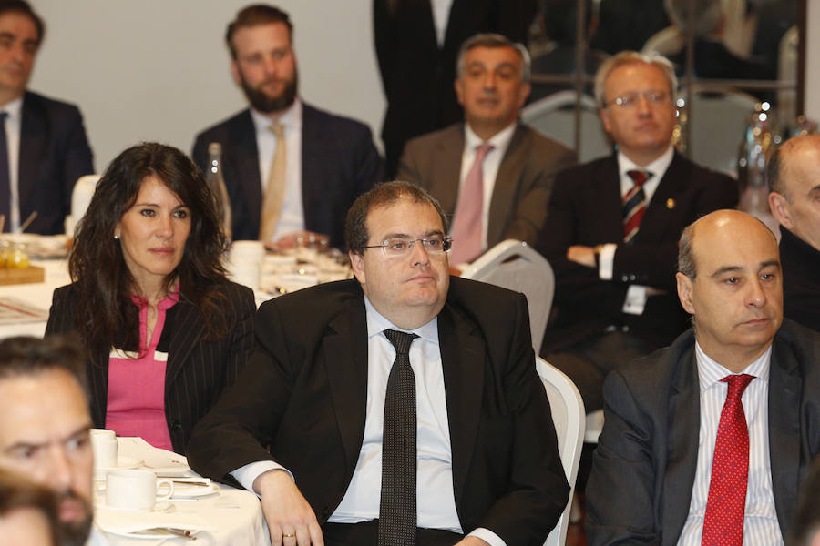 El Hotel Abba Playa de Gijón acogió el evento en el que cuatro expertos analizarone el futuro del área metropolitana de Asturias. La mesa redonda fue moderada por el director del periódico, Marcelino Gutiérrez. El profesor Fermín Rodríguez, el ingeniero Jorge Rodríguez y las economistas Eva Rodríguez y María Calvo fueron los especialistas que participaron en la jornada. 