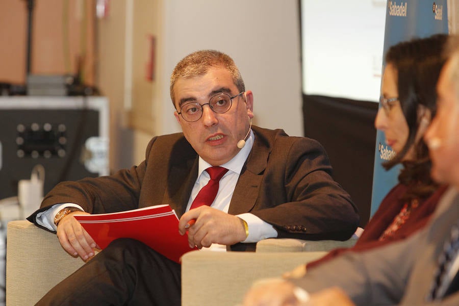 El Hotel Abba Playa de Gijón acogió el evento en el que cuatro expertos analizarone el futuro del área metropolitana de Asturias. La mesa redonda fue moderada por el director del periódico, Marcelino Gutiérrez. El profesor Fermín Rodríguez, el ingeniero Jorge Rodríguez y las economistas Eva Rodríguez y María Calvo fueron los especialistas que participaron en la jornada. 