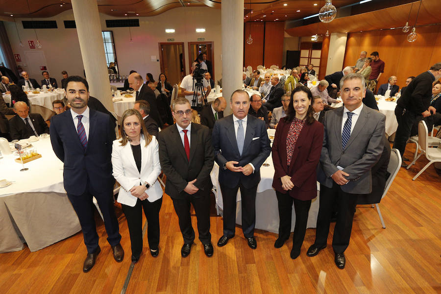 El Hotel Abba Playa de Gijón acogió el evento en el que cuatro expertos analizarone el futuro del área metropolitana de Asturias. La mesa redonda fue moderada por el director del periódico, Marcelino Gutiérrez. El profesor Fermín Rodríguez, el ingeniero Jorge Rodríguez y las economistas Eva Rodríguez y María Calvo fueron los especialistas que participaron en la jornada. 