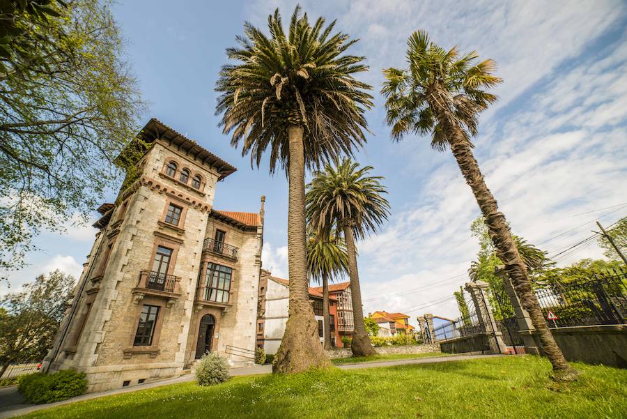 Las casas indianas de Colombres (Dorne). ¿Qué no tenemos palmeras? ¿Cómo es eso de que Asturias no podría convertirse en Dorne? Los Jardines del Agua levantados por Maron Martell tienen palmeras y se ubican cerca del mar. Sólo tendríamos que adaptar Colombres y las casas de Indianos para darle un aire diferente