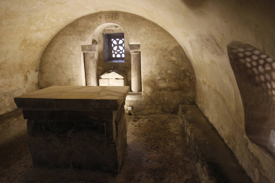 Cripta de la Catedral (Fortaleza Roja). Cuántas conspiraciones se llevan a cabo por los túneles y pasadizos que están construidos bajo la Fortaleza Roja. Sitios donde espiar o donde, por ejemplo, torturar o bien elaborar un laberinto para escapar. Todo eso es perfectamente posible en los caminos construidos en la catedral de Oviedo