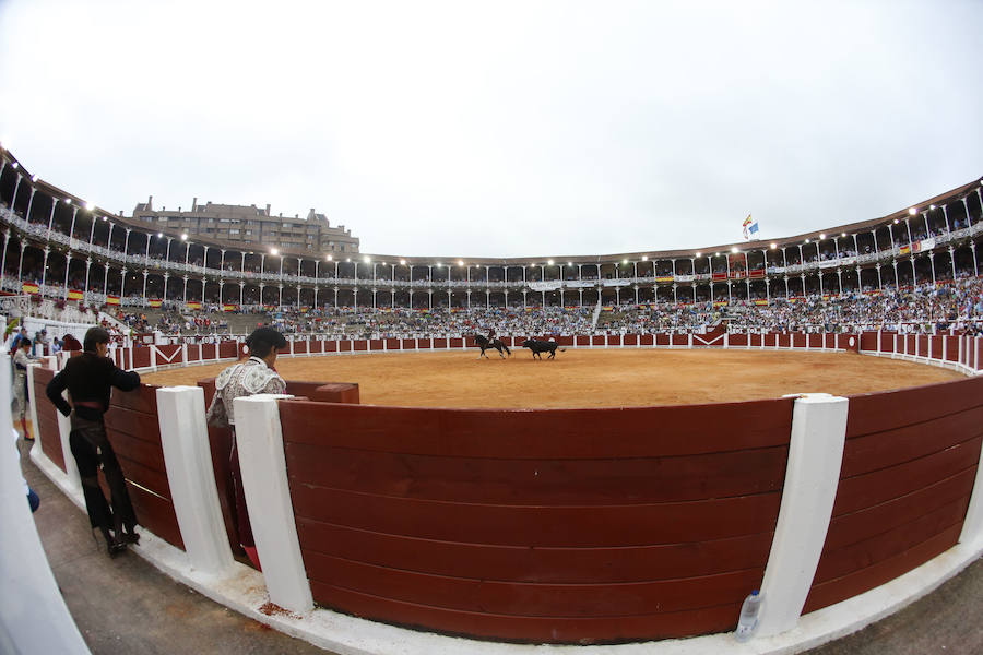 La plaza de toros de Gijón (Meeren). El último capítulo de la quinta temporada (5x10, ‘Misericordia’) se cierra con Daenerys Targaryen en mitad de la arena de Meeren y con Drogon llevándola a lo más alta tras verse atrapada por los luchadores. Y quien dice Plaza de toros de Osuna podría decir perfectamente la Plaza de Toros de Gijón para el rodaje de esa escena. 