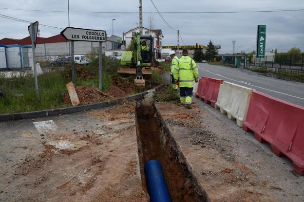 Dos operarios trabajando ayer en las obras de abastecimiento entre las parroquias de Viella y Granda 