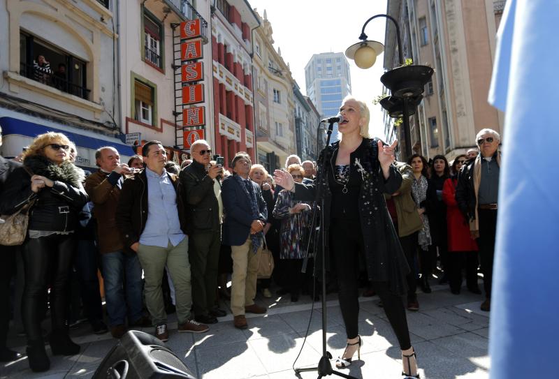 Oviedo ha inaugurado una estatua de Tino Casal en la calle Palacio Valdés. La obra, de Anselmo Iglesias Poli, pesa 335 kilos y tiene una altura de 1.95 centímetros.