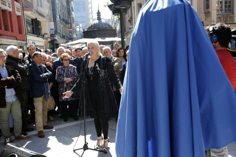 Oviedo ha inaugurado una estatua de Tino Casal en la calle Palacio Valdés. La obra, de Anselmo Iglesias Poli, pesa 335 kilos y tiene una altura de 1.95 centímetros.