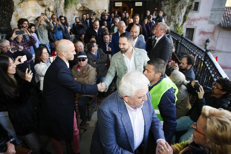 El candidato de Vox a la presidencia del Gobierno, Santiago Abascal, ha elegido visitar Covadonga en su primer día de campaña. En ese enclave, Abascal, rodeado de numerosos simpatizantes, ha acudido a la Santa Cueva de Covadonga, donde se encuentra, la 'Santina', Nuestra Señora de Covadonga, lugar en el que ha hecho una ofrenda y ha pedido por España.