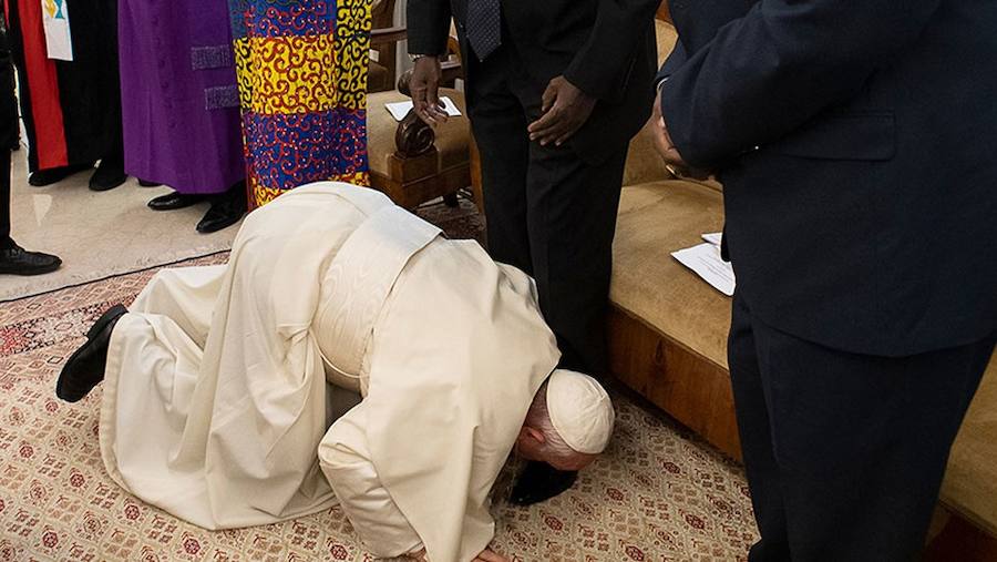 El Papa Francisco besa los pies del presidente de Sudán del Sur, Salva Kiir Mayardit en la Ciudad del Vaticano. Se trata de un gesto sin precedentes que se producía esta semana.