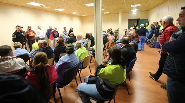 Los trabajadores de Urbaser celebraron ayer su asamblea en Valliniello. 