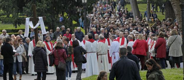 Los feligreses de todas las parroquias del arciprestazgo en el inicio del vía crucis que recorrió el Campo de San Francisco. 