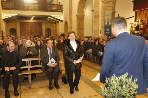 Virginia García del Cueto se dirige a dar el pregón en la iglesia parroquial de Villaviciosa. 