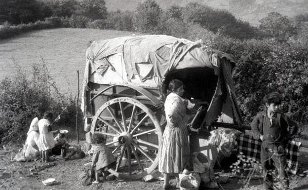 Campamento gitano en Sograndio en 1965. 