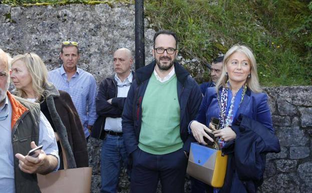 El candidato de Vox a la presidencia del Principado, Ignacio Blanco, junto a la candidata a la alcaldía de Oviedo, Cristina Coto, ayer en Covadonga. 