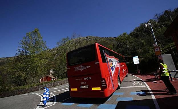Un autobús, accediendo a Los Lagos de Covadonga. 