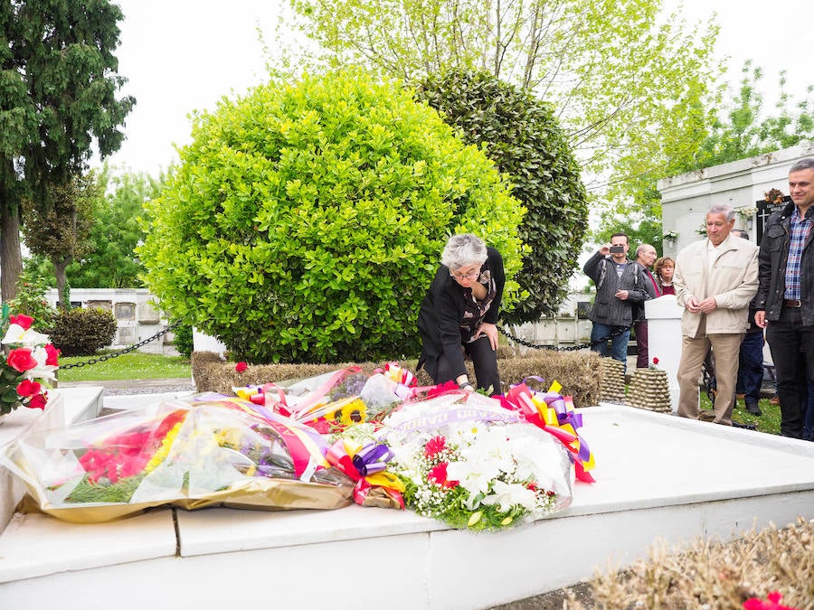 Al acto, que se ha llevado a cabo con motivo del Día de la República, han acudido representantes locales del PSOE e IU