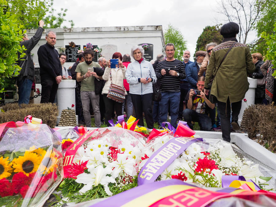 Al acto, que se ha llevado a cabo con motivo del Día de la República, han acudido representantes locales del PSOE e IU