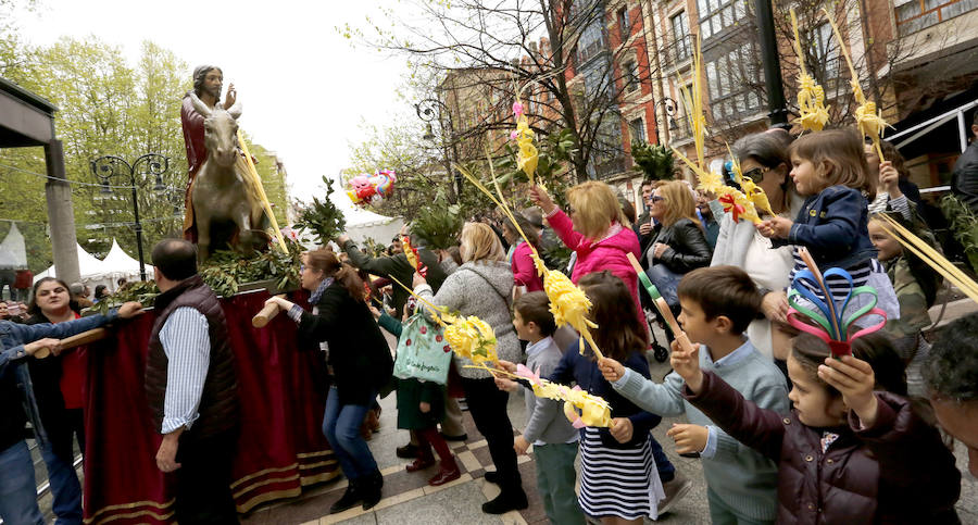La Bendición de Ramos abre las celebraciones de la Semana Santa en Gijón