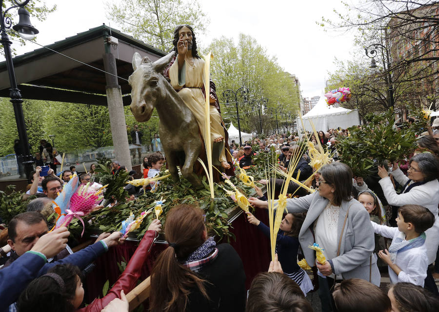 La Bendición de Ramos abre las celebraciones de la Semana Santa en Gijón