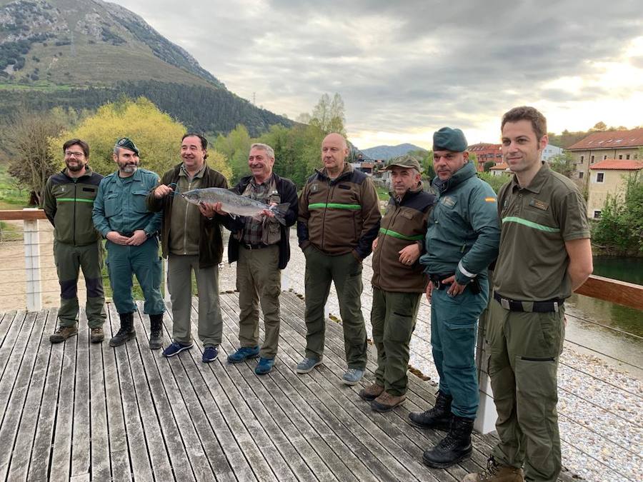 El afortunado pescador que lo echó a tierra, a cebo natural, fue el ovetense Fernando López Castro