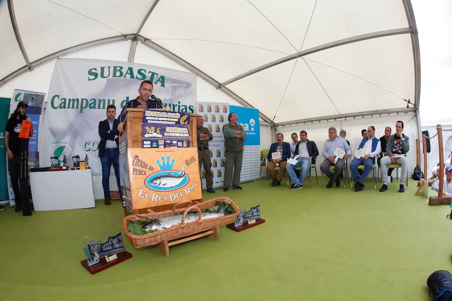 El afortunado pescador que lo echó a tierra, a cebo natural, fue el ovetense Fernando López Castro