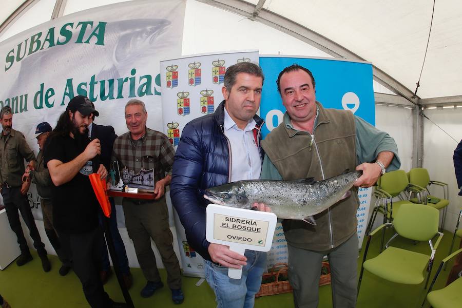 El afortunado pescador que lo echó a tierra, a cebo natural, fue el ovetense Fernando López Castro