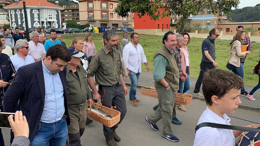 El afortunado pescador que lo echó a tierra, a cebo natural, fue el ovetense Fernando López Castro