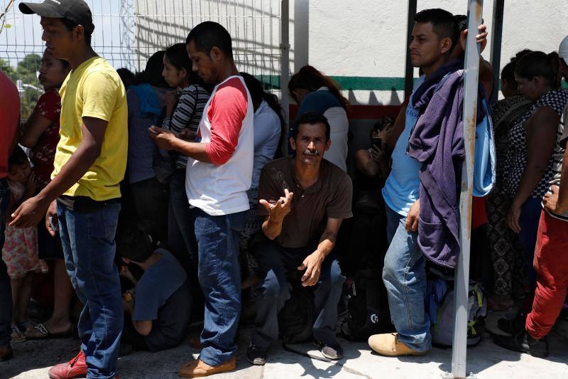 Los migrantes centroamericanos que se dirigen a los Estados Unidos caminan en caravana a lo largo de la carretera entre Metapa y Tapachula en México