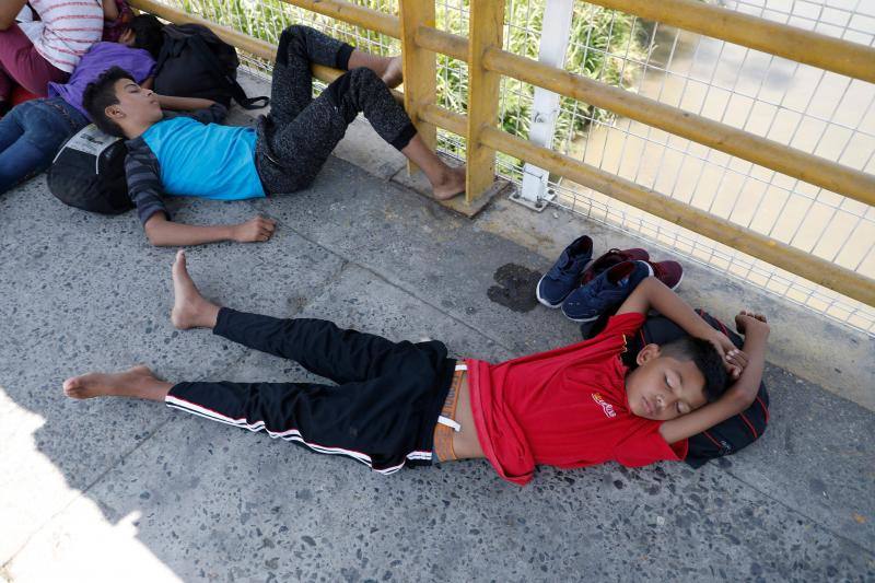 Los migrantes centroamericanos que se dirigen a los Estados Unidos caminan en caravana a lo largo de la carretera entre Metapa y Tapachula en México