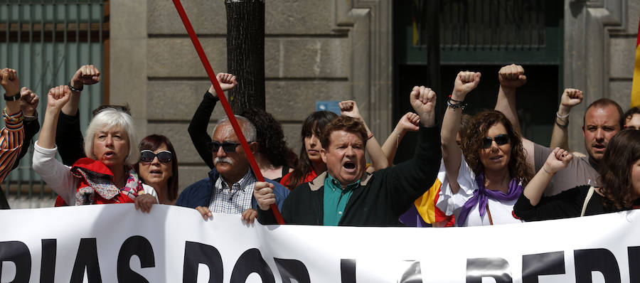 El acto, convocado por la Plataforma Asturias por la República, se ha celebrado este domingo el centro la capital asturiana. Los participantes han reclamado el fin del sistema monárquico y una tercera república en el país. La movilización, que comenzó a las 13.30 horas desde la estación de Renfe, justo enfrente de la céntrica calle Uría, ha coincidido con otras que se están produciendo el mismo día en otras ciudades españolas con el mismo propósito.