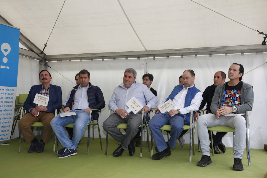 El primer salmón de la temporada fue capturado por el ovetense Fernando López Castro y la subasta se ha celebrado en Cornellana. 