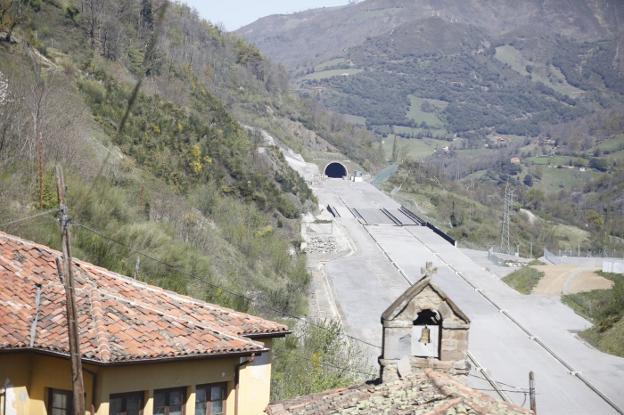 A la izquierda, la ladera que se quiere contener en las obras de la variante. 