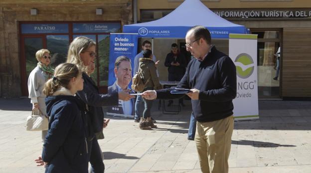 Un momento del reparto en la plaza del Ayuntamiento. 