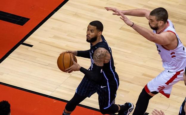 D.J. Augustin, en una acción ante Marc Gasol. 