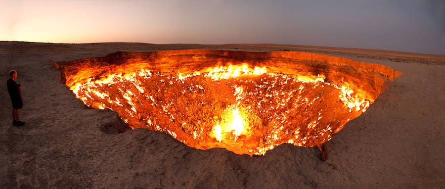 Puerta del Infierno (Darvaza, Turkmenistán) | Un cráter de 69 metros de ancho y 30 de profundidad que lleva décadas ardiendo en pleno desierto. Un fuego perpetuo que las leyendas atribuyen a ingenieros soviéticos y su búsqueda de petróleo en los años 70, cuando podrían haber excavado en el lugar y encontrar por error una bolsa de metano que reventó el suelo y formó el cráter.