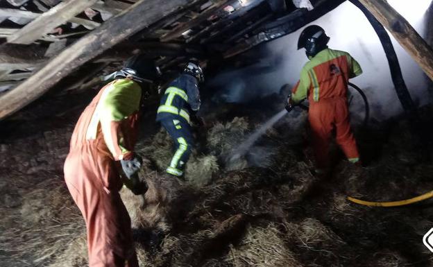 Incendio en un pajar en Carreño.