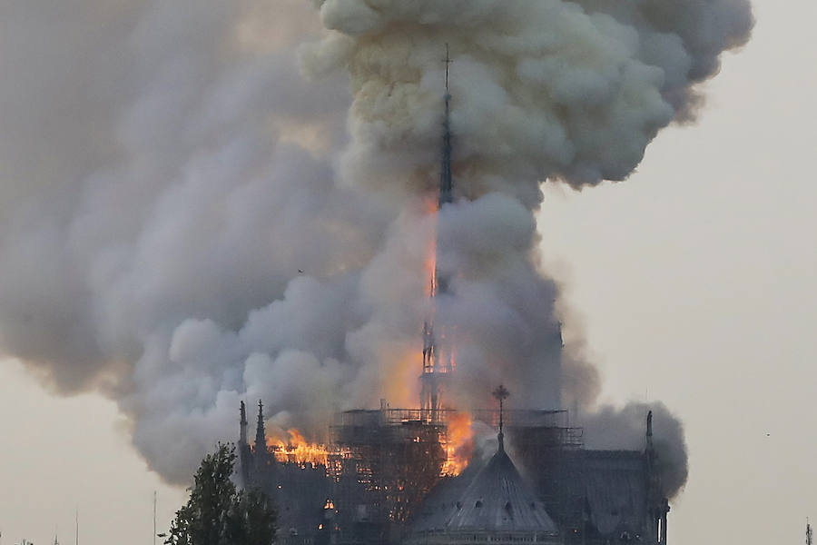 El fuego registrado en el interior de la catedral ha dejado una gran columna de humo que se ve desde diferentes puntos de la ciudad.