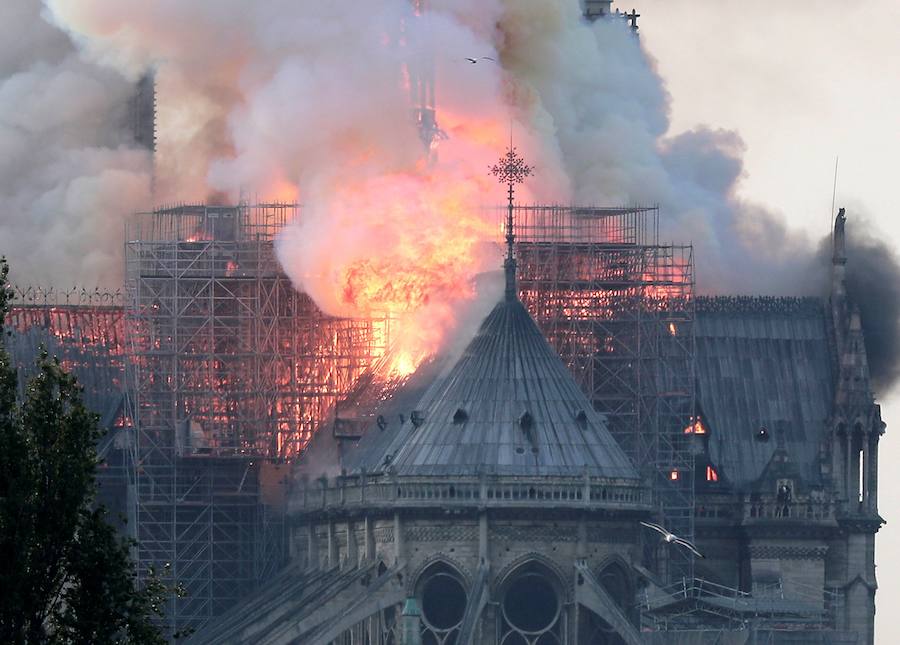 El fuego registrado en el interior de la catedral ha dejado una gran columna de humo que se ve desde diferentes puntos de la ciudad.