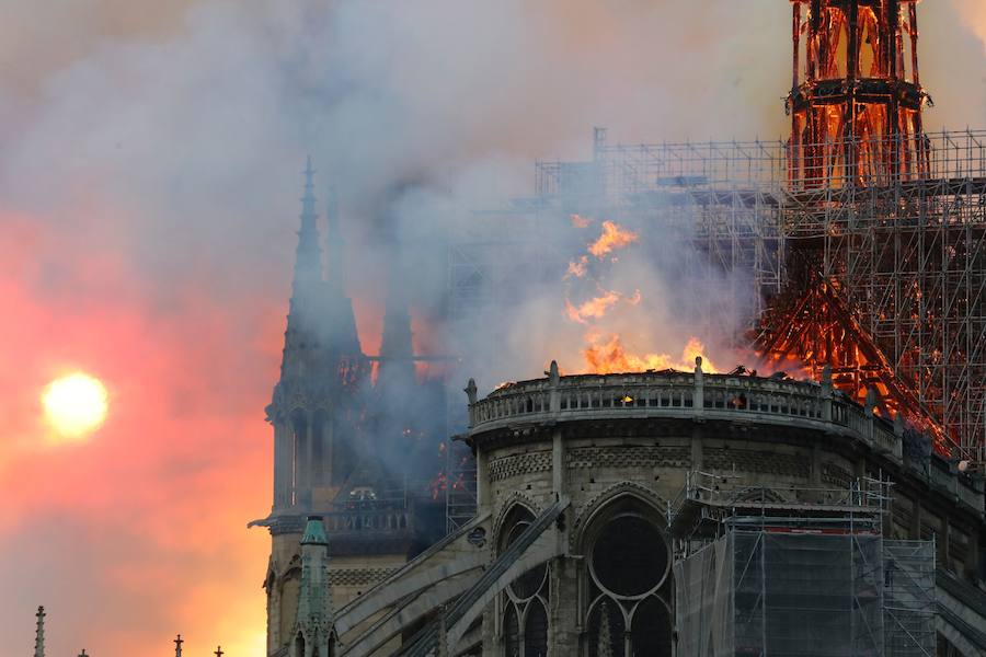 El fuego registrado en el interior de la catedral ha dejado una gran columna de humo que se ve desde diferentes puntos de la ciudad.