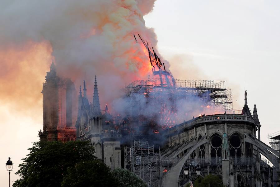 El fuego registrado en el interior de la catedral ha dejado una gran columna de humo que se ve desde diferentes puntos de la ciudad.