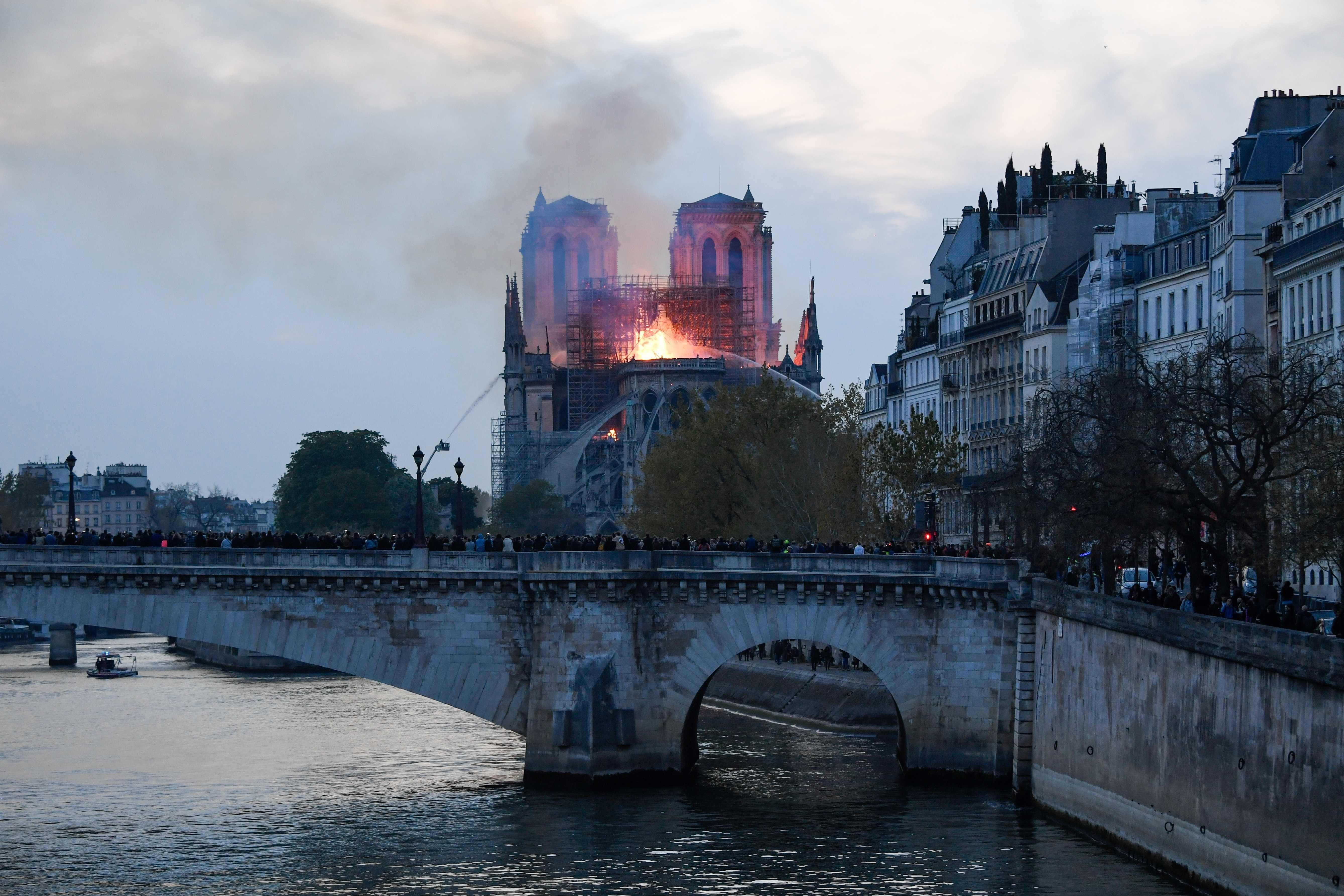 El fuego registrado en el interior de la catedral ha dejado una gran columna de humo que se ve desde diferentes puntos de la ciudad.