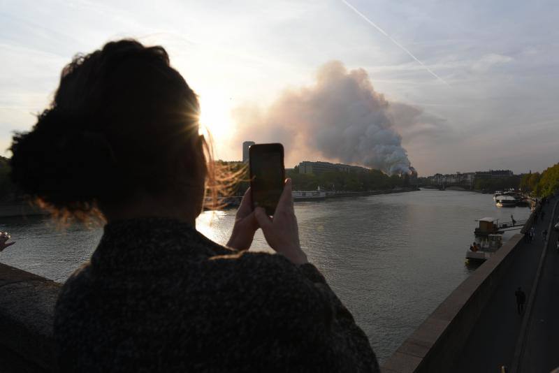 El fuego registrado en el interior de la catedral ha dejado una gran columna de humo que se ve desde diferentes puntos de la ciudad.